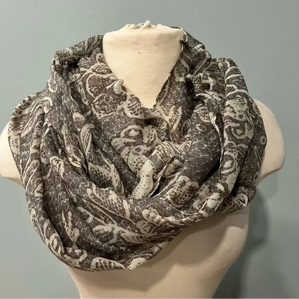 D&Y Grey & White Floral Lace Print Lightweight Infinity Scarf